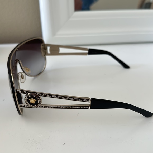 Brand new Versace, women’s shield sunglasses - Picture 3 of 6